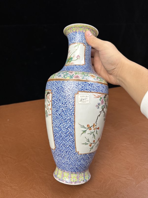 民国 粉彩锦地纹开窗花鸟纹瓶 - 图6