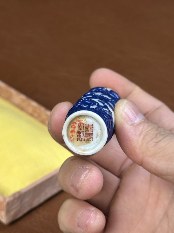 清嘉庆 蓝料彩雕瓷云龙纹鼻烟壶 - 图10