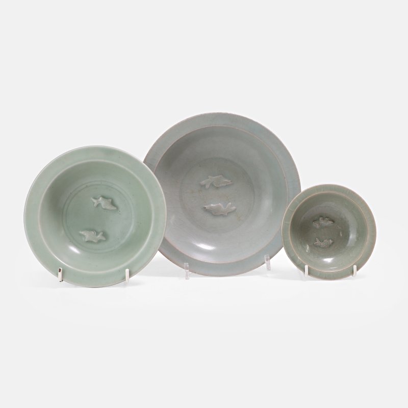 元 龙泉窑青釉双鱼纹盘 一组三件 | Three Chinese Longquan celadon-glazed plates Yuan dynasty (1271-1368), each with rounded sides rising to a broad everted rim - 图2