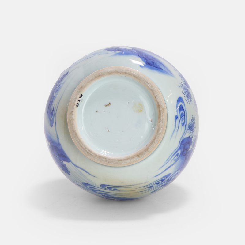 明崇祯 青花洗象图瓶 | A Chinese blue and white garlic neck vase Chongzhen (1628-1644), the globular body painted with figures bathing an elephant in a river - 图1