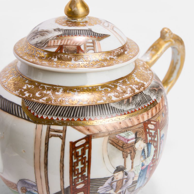 清十八世纪 外销粉彩描金暗春宫图茶壶 | A large Chinese export famille rose teapot 18th century, of globular form with a scroll handle