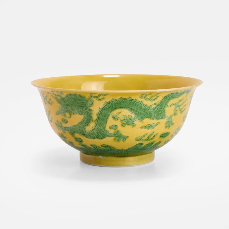 清光绪 黄地绿彩二龙戏珠纹碗 《大清光绪年制》青花楷书款 | A Chinese yellow-ground green-enamelled bowl Guangxu (1875-1908), the rounded sides rising from a circular foot to an everted rim - 图3