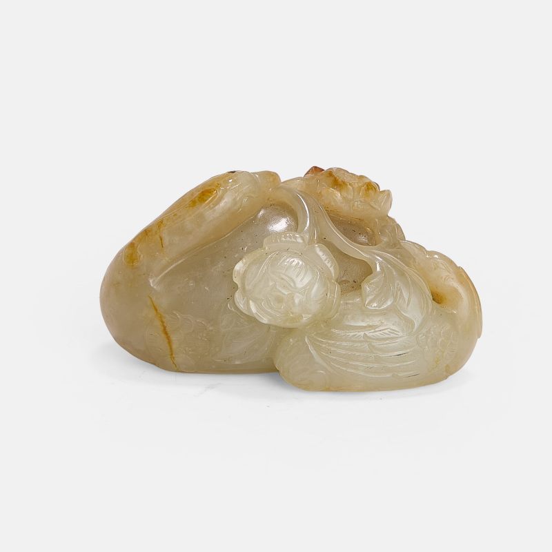 清 玉雕凤衔牡丹把件 | A Chinese jade carving Qing dynasty (1644-1911), carved with two phoenixes - 图2