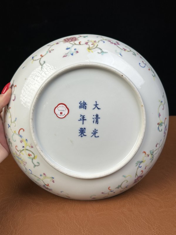 清光绪 粉彩缠枝莲八宝纹大盘 - 图10