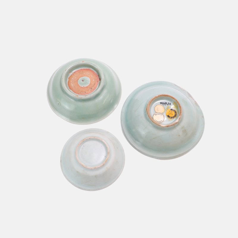 南宋 青釉碟 一组三件 | Three Chinese Longquan celadon-glazed dishes Southern Song dynasty (1127-1279), each with shallow rounded sides rising to a broad flat rim - 图1