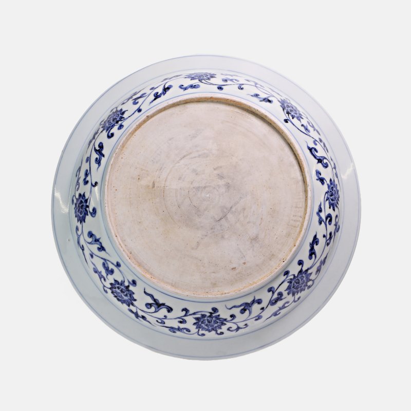 明永乐 青花缠枝牡丹纹大盘 | A rare large Chinese blue and white dish Yongle (1403-1424), finely potted with gently rounded sides rising from a low tapered foot to a broad - 图2
