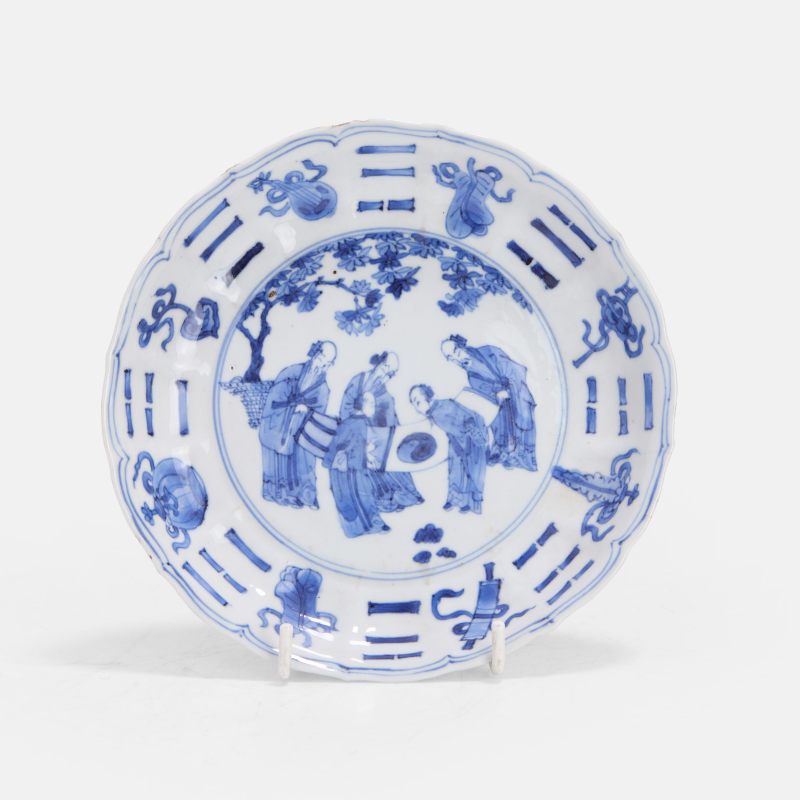 清康熙 青花五老观太极图碟 《大明成化年制》青花楷书款 | A Chinese blue and white dish Kangxi (1662-1722), of lobed form - 图2
