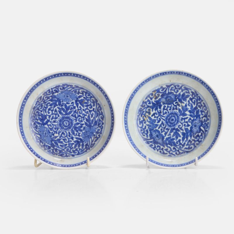 清康熙 青花缠枝牡丹纹碟 一组两件 | A pair of Chinese blue and white dishes Kangxi (1662-1722), each with deep rounded sides rising from a circular foot - 图3