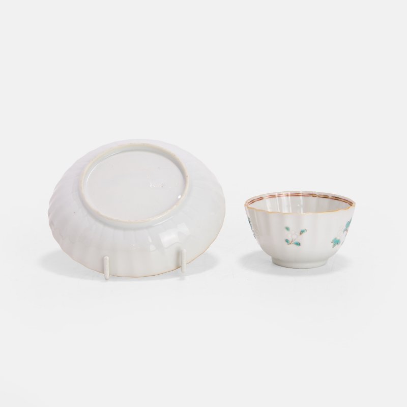 清十八世纪 粉彩牡丹纹茶杯及碟 | A Chinese export famille rose teacup and saucer 18th century, of lobed form - 图2