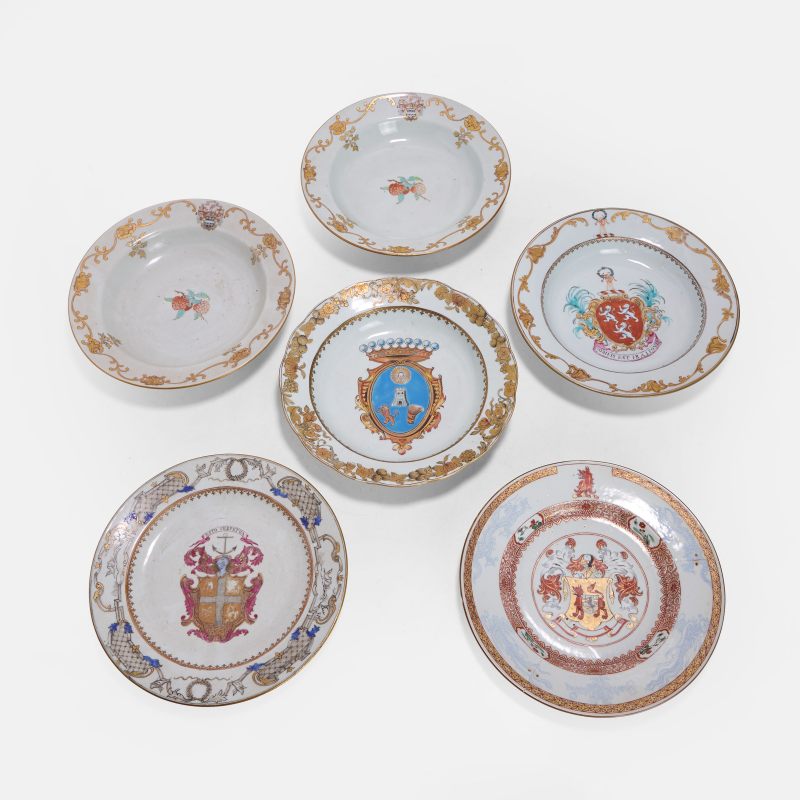 清十八世纪 外销粉彩徽章纹盘 一组六件 | A collection of Chinese export famille rose armorial plates 18th century, comprising:
a pair of soup plates - 图2