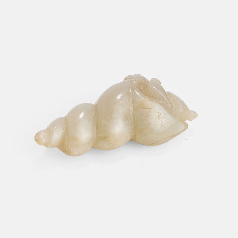明 白玉螺女珮 | A Chinese jade pendant Ming dynasty (1368-1644), in the shape of a sea snail with a girl emerging from the top - 图2
