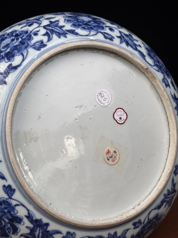 明成化 青花洞石牡丹纹大盘 - 图14