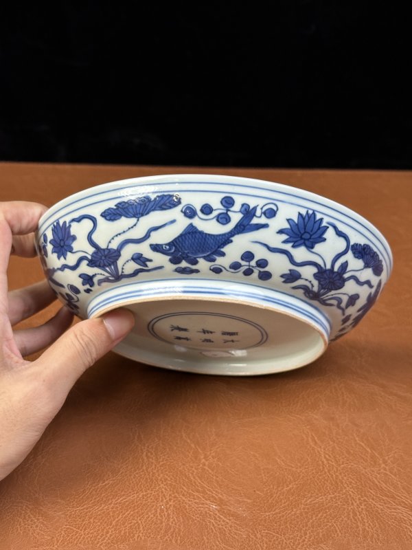 明万历 青花莲池清白礼贵鱼藻纹盘 - 图7