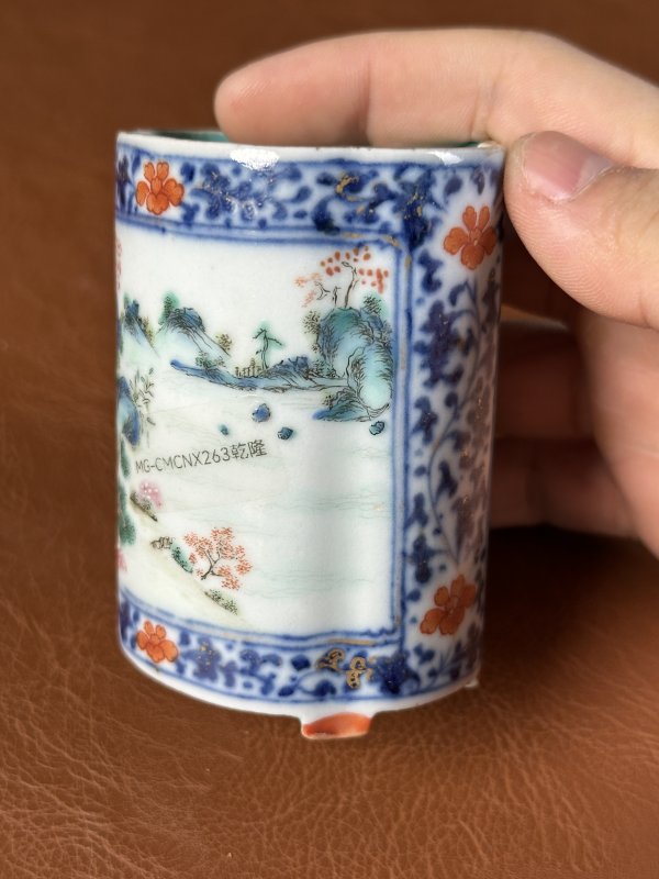 清乾隆  粉彩人物纹海棠形笔筒 - 图4