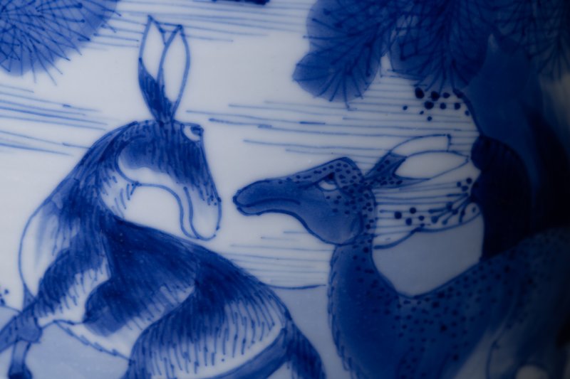 清康熙 青花鹿鹤同春图棒槌瓶 | A Chinese blue and white vase Kangxi (1662-1722) of rouleau form with a cylindrical neck and a galleried rim - 图9