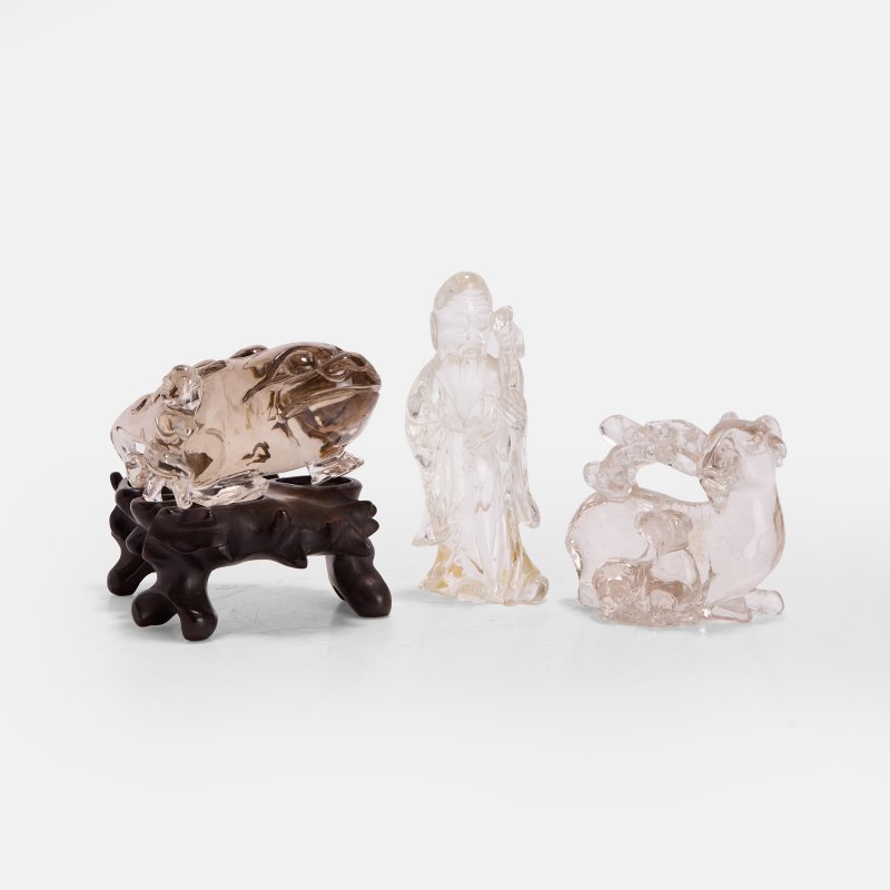 民国 水晶雕摆件 一组三件 | Three Chinese rock crystal carvings Republic period (1912-1949), comprising:
a recumbent ram - 图2