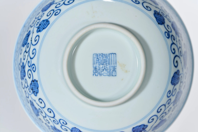 清道光 青花外苜蓿花内莲池纹碗 - 图9