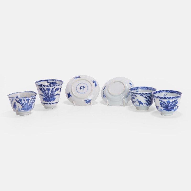 清十八世纪 青花安居乐业图茶杯及碟 一组六件 | A collection of Chinese blue and white cups and saucers 18th century, each painted with quail among chrysanthemum beside a house
(6)
cups 5.5 to 7.5cm high; saucers 10cm diameter
Provenance:
The Private Collection of Michael George Kuczynski (1941-2025)