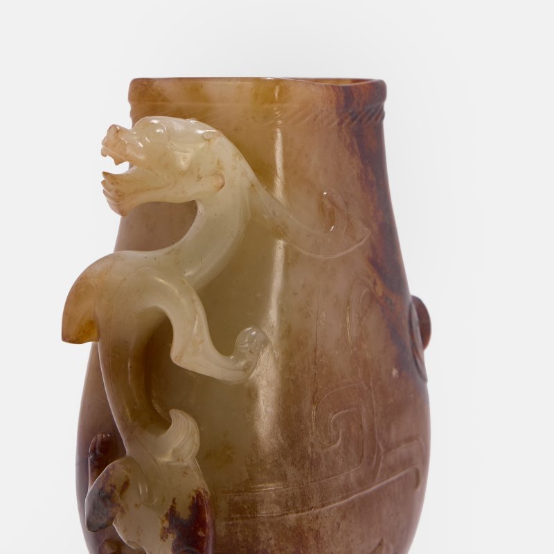 宋 玉雕龙凤呈祥纹瓶 连木底座 | A Chinese jade vase Song dynasty (960-1279), of rectangular form on a short foot - 图3
