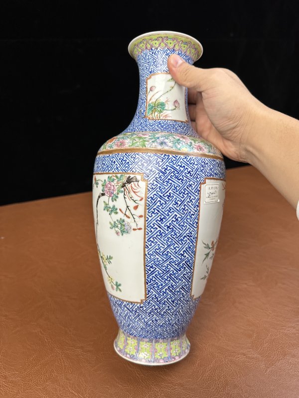 民国 粉彩锦地纹开窗花鸟纹瓶 - 图7