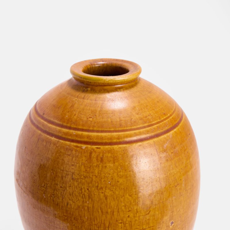 辽 黄釉弦纹瓶 | A Chinese earthenware vase Liao dynasty (907-1125), the ovoid body rising from a circular foot to a tall rounded shoulder and a lipped rim - 图1