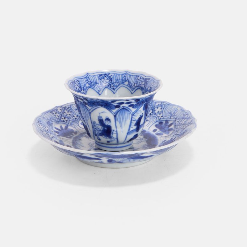 清康熙 青花人物故事图茶杯及碟 | A Chinese blue and white teacup and saucer Kangxi (1662-1722), of lobed form - 图2