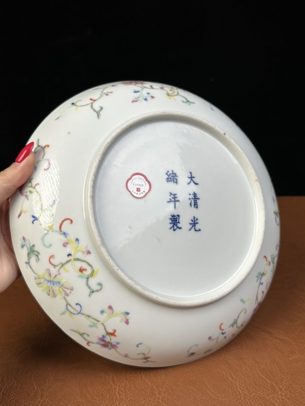 清光绪 粉彩缠枝莲八宝纹大盘 - 图11