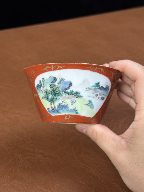 清乾隆 珊瑚红描金开窗马蹄杯 - 图2
