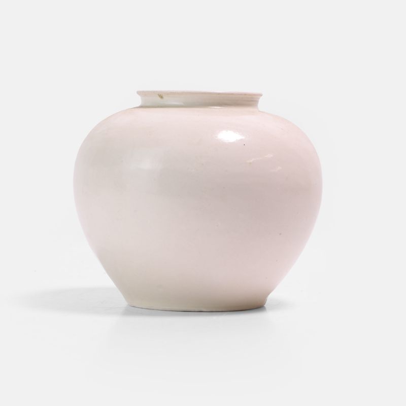 唐 邢窑白釉罐 | A Chinese Xing ware jar Tang dynasty (618-907), the globular body rising from a slightly recessed base to a short waisted neck and gently everted rim