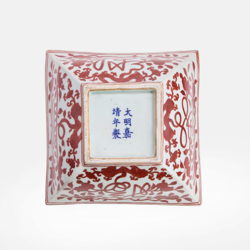 明嘉靖 矾红彩寿字纹方碗 《大明嘉靖年制》青花楷书款 | A Chinese iron-red bowl Jiajing (1522-1566), heavily potted