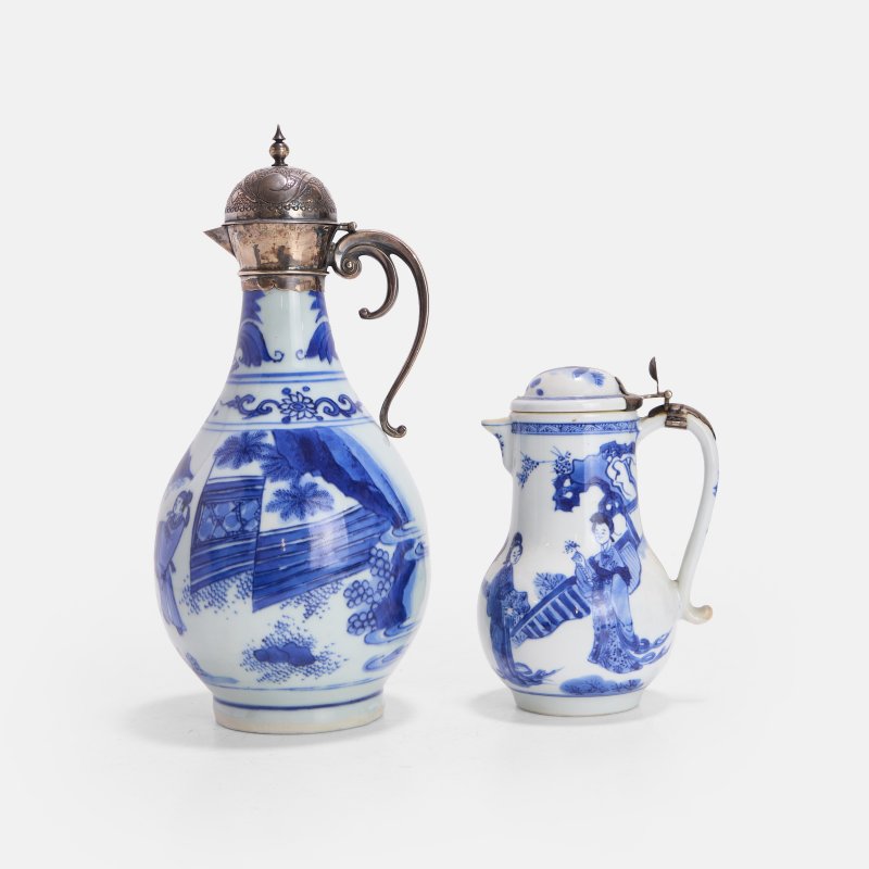 清康熙 青花人物故事图执壶 一组两件 | Two Chinese blue and white jugs Kangxi (1662-1722), one of globular form rising to a cylindrical neck flanked with an 'S'-shaped handle - 图2
