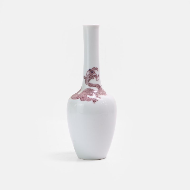 清晚期 釉里红螭龙纹长颈瓶 《大清康熙年制》青花楷书款 | A Chinese copper-red decorated vase late Qing dynasty, finely potted with a tapering body and a rounded shoulder - 图2