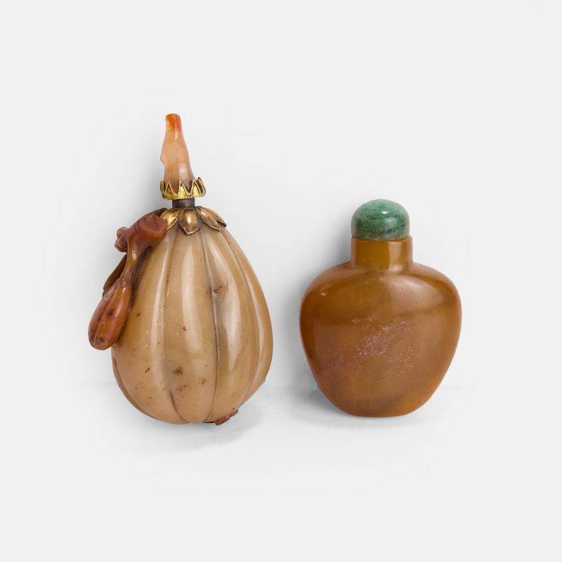清晚期 玛瑙雕鼻烟壶 一组两件 | Two Chinese agate snuff bottles late Qing dynasty, comprising:
one in the shape of a gourd