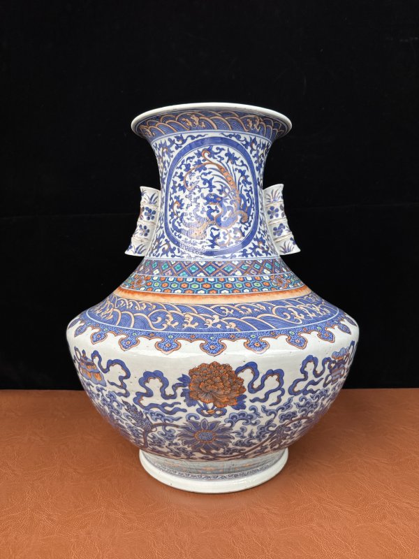 清 斗彩缠枝莲托八宝纹贯耳尊 - 图12