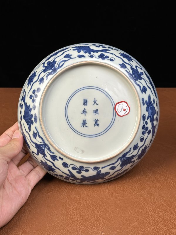 明万历 青花莲池清白礼贵鱼藻纹盘 - 图8