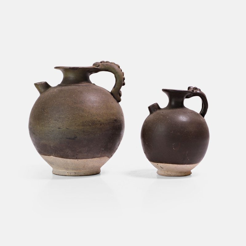 唐 黑釉壶 一组两件 | Two Chinese stoneware ewers Tang dynasty (618-907), each of ovoid form with one handle in the shape of a stylised dragon clasping the rim - 图2