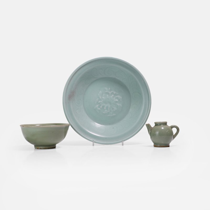 明 青釉瓷 一组三件 | A group of Chinese celadon Ming dynasty (1368-1644), comprising:
a large plate
