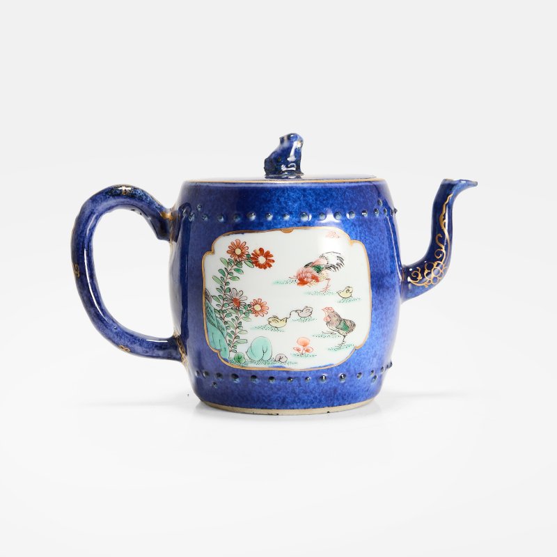 清康熙 洒蓝地描金五彩开光喜上眉梢图茶壶 | A Chinese famille verte teapot Kangxi (1662-1722), in the shape of a barrel - 图2