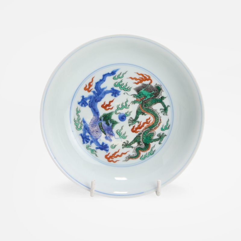 清康熙 斗彩双龙抢珠纹碟 《大清康熙年制》青花楷书款 | A Chinese doucai dish Kangxi (1662-1722), the rounded sides rising from a circular foot to a flared rim - 图2