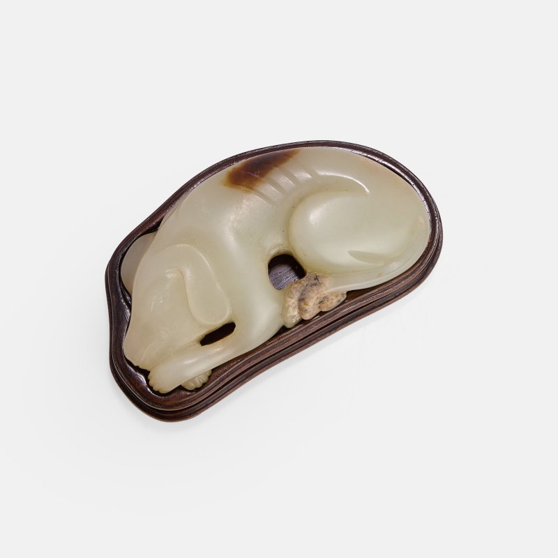 宋 玉犬把件 连木底座 | A Chinese jade carving Song dynasty (960-1279), of a recumbent dog