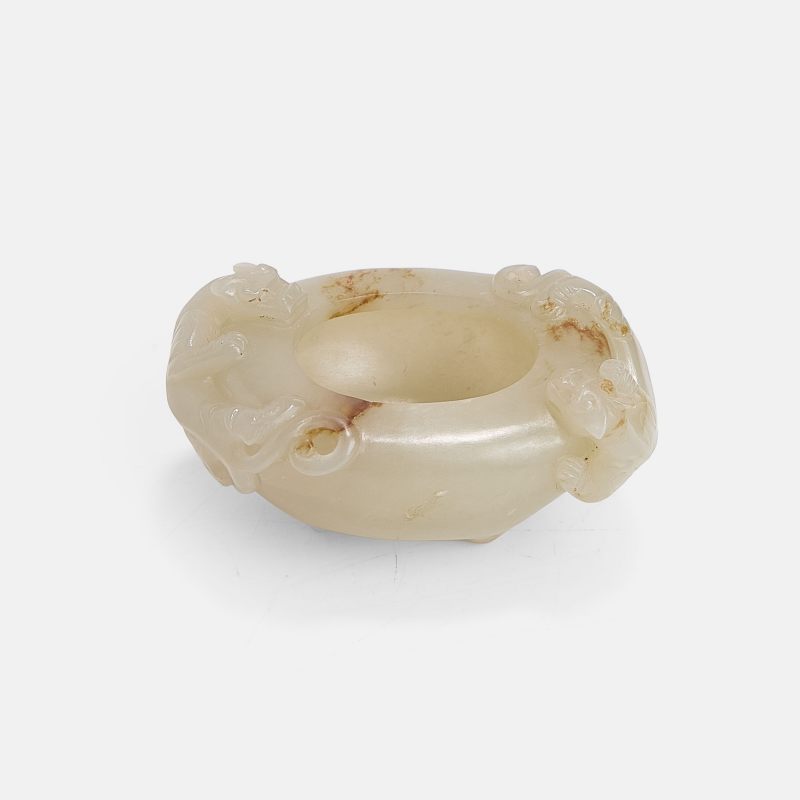 清 白玉螭龙纹三足水丞 | A Chinese jade water pot Qing dynasty (1644-1911), of oval form with three stud feet - 图3