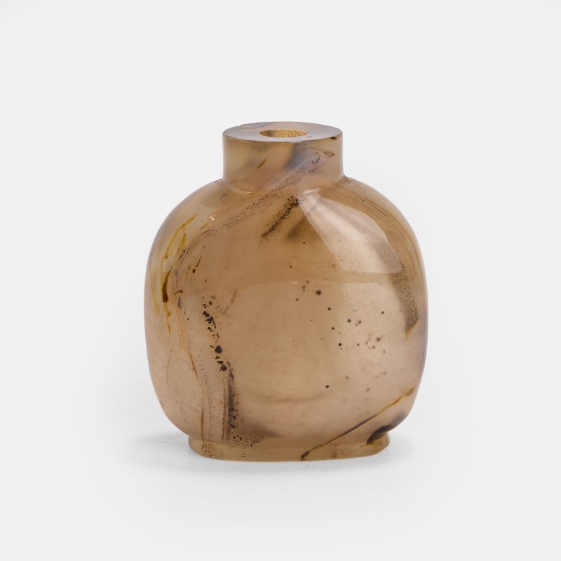 清晚期 玛瑙雕花鸟图鼻烟壶 | A Chinese agate snuff bottle late Qing dynasty, the well-hollowed bottle with a concave lip and recessed foot