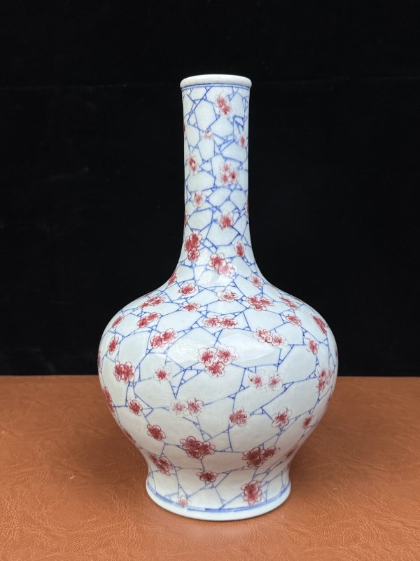 清十八世纪 青花釉里红冰梅纹赏瓶 - 图7