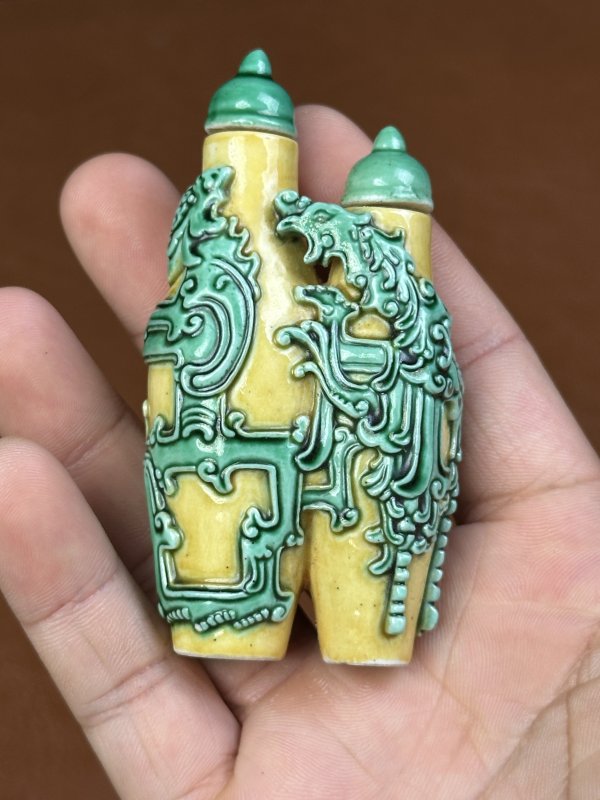 清道光 黄地绿彩夔凤纹双联鼻烟壶 - 图2