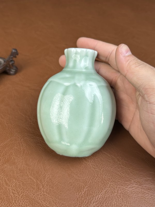 清乾隆 粉青釉瓜棱小瓶 - 图3