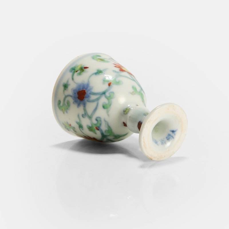 明成化(可能) 斗彩缠枝莲纹高足杯 | A Chinese doucai stem cup probably Chenghua (1465-1487), the deep rounded sides rising from a tall - 图4
