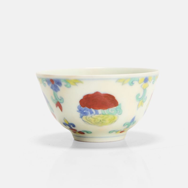 明成化 斗彩灵芝祥云纹杯 | A Chinese doucai cup Chenghua (1465-1487), the rounded sides rising from a circular foot