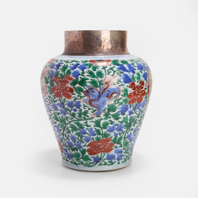 清康熙 五彩狮穿牡丹纹罐 | A Chinese wucai jar Kangxi (1662-1722), of baluster form - 图3