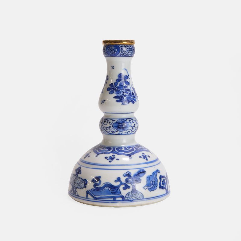 清康熙 青花博古图烛台 | A Chinese blue and white candlestick Kangxi (1662-1722), the domed body rising from a flat base to a waisted neck with a central bulb - 图2