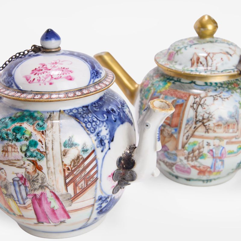 清十八世纪 外销粉彩人物故事图茶壶 一组两件 | Two Chinese export famille rose teapots 18th century, each of globular form